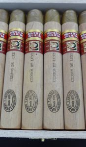 Romeo y Julieta Cedros de Luxe L1050453
